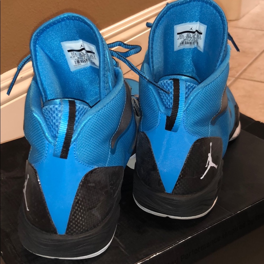 Worn gently on inside court Air Jordan - Picture 3 of 5